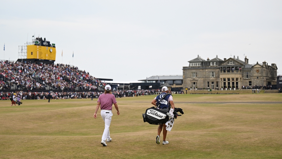 Qualität und Spielerlebnis eines Golfplatzes sind nicht an einen fetten grünen Rasen gebunden: Cam Smith auf dem Weg zu seinem Major-Titel bei der 150. Open Championship in St. Andrews