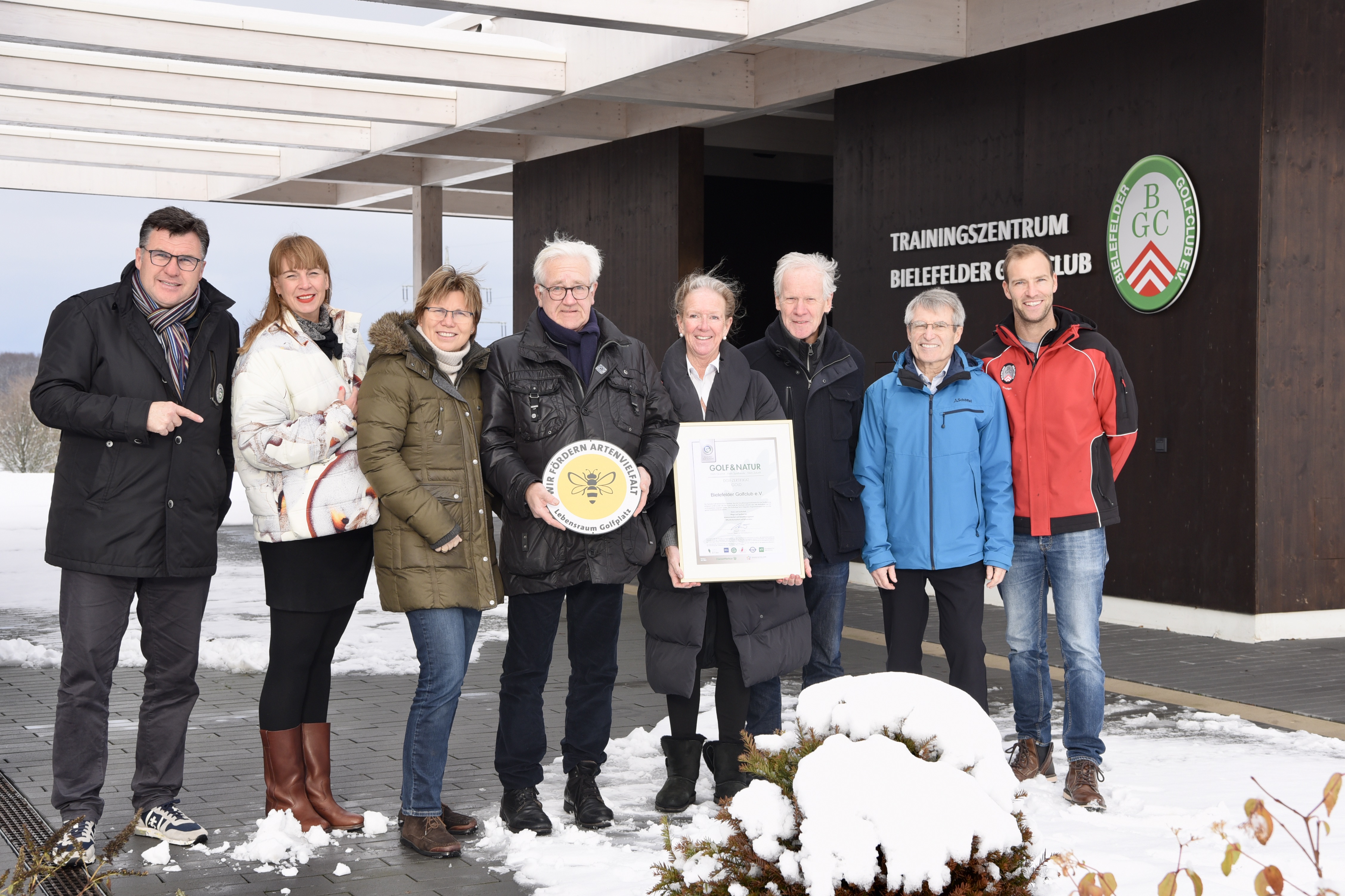 DGV-Auditor Gunther Hardt, Club-Sekretariatsleiterin Juliane von Sassen, Schatzmeisterin Claudia Wellen, Immobilien-Vorstand Klaus Helmerding, Clubpräsidentin Birgit Kamloth, Vize-Präsident Heiko Nebelsieck, DQS-Auditor Jürgen Gaus und Head-Greenkeeper Jan Henrik Garten (von links nach rechts). 