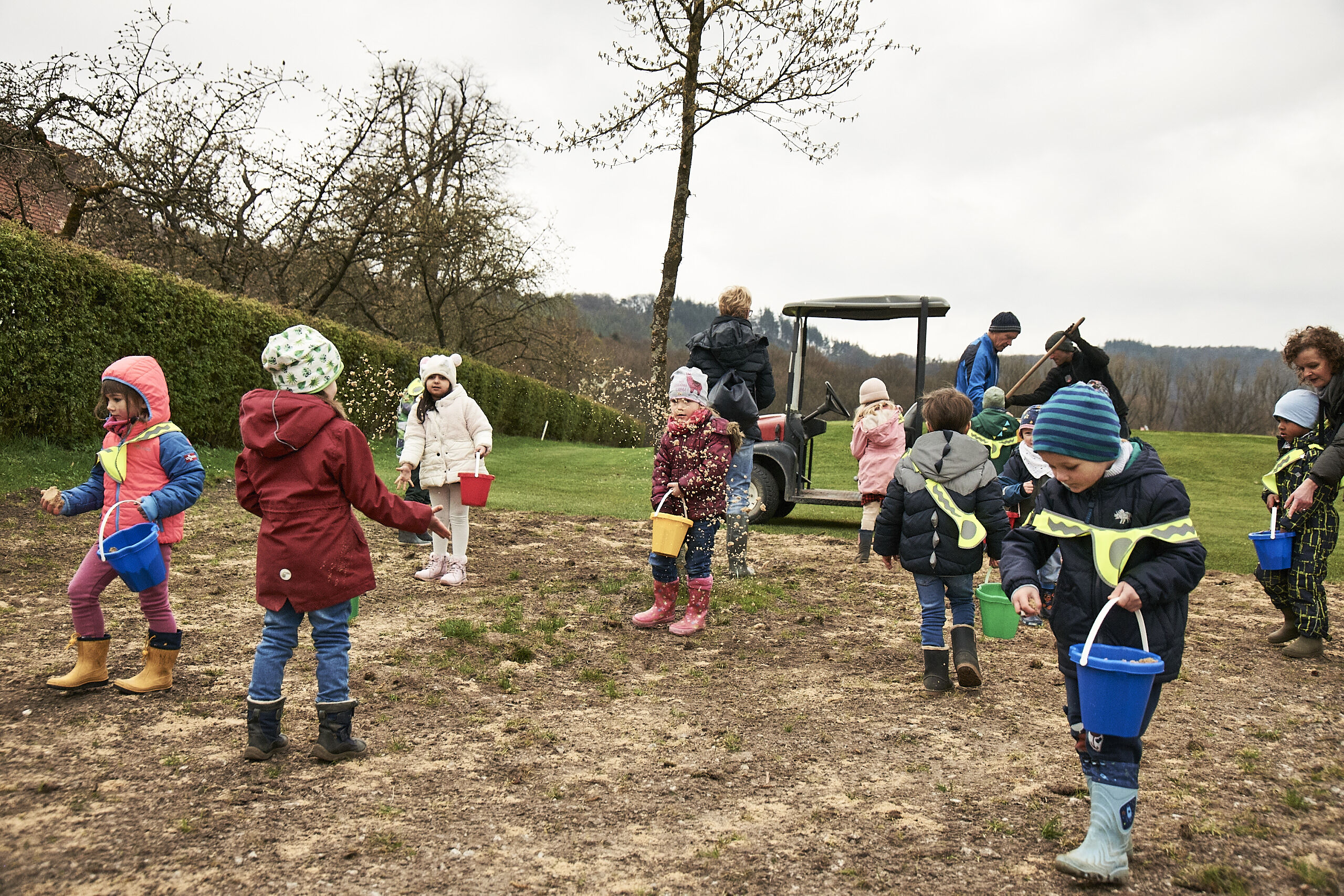 Mit Freude dabei: Vorschulkinder beim Einsäen von Wildblumenwiesen im Bielefelder Golfclub. 