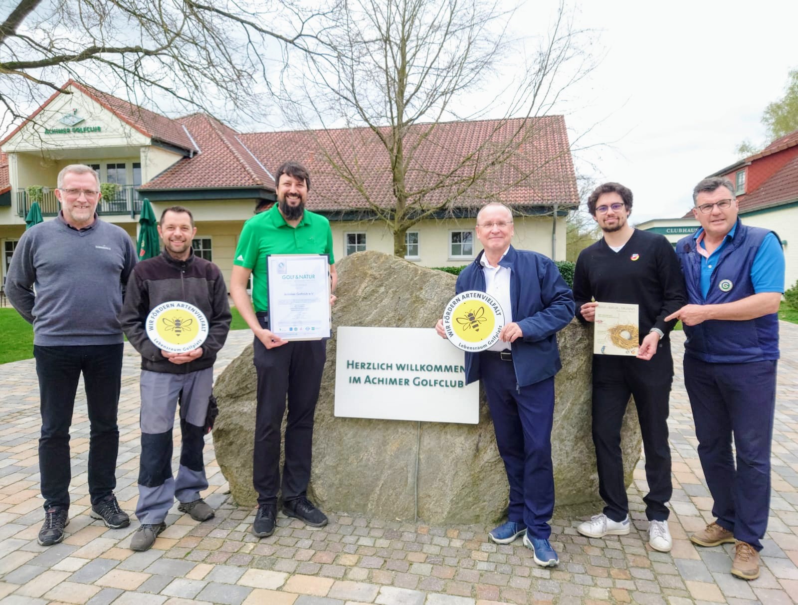 Erfolgreiche Re-Zertifizierung (v.l.n.r.: Holger Tönjes (Supervisor Sommerfeld), Sascha Ehlers (Haus & Hof Team AGC), Thomas Schmidt (Clubmanager AGC), Frank Legenhausen (Präsident AGC), Hinrich Arkenau (Geschäftsführer GVNB) und Dr. Gunther Hardt (Auditor Golf&Natur) BQ AGC)