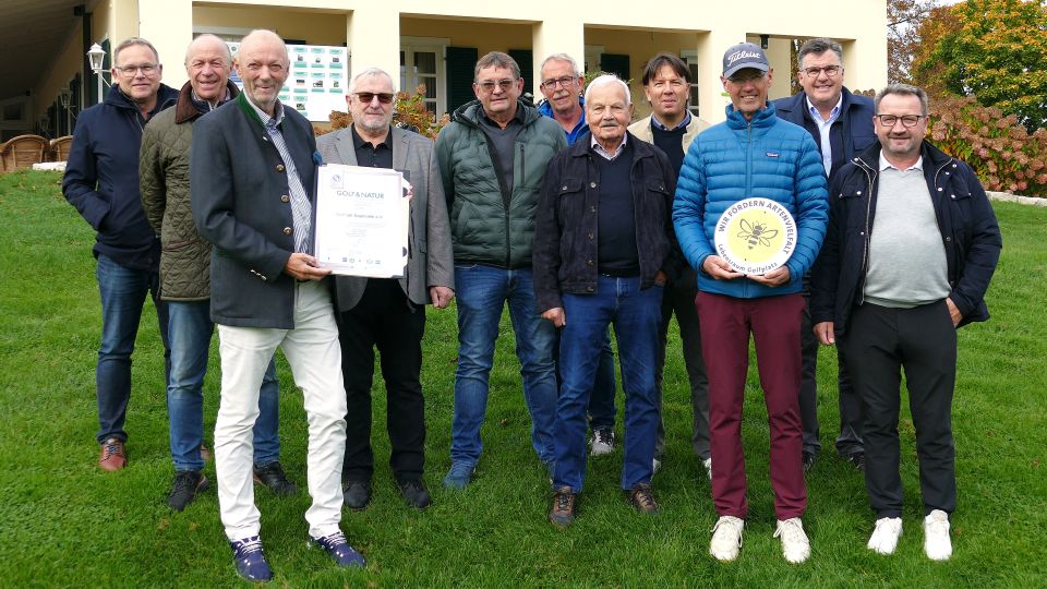 Golf & Natur: Gold für den GC Sagmühle mit (v.l.): Dieter Pfaff (DQS), Vizepräs. Alois Schmalhofer, Präsident Gerhard Lidl, Griesbachs Vizebürgermeister Georg Greil, Platzwart Günther Lagleder, Headgreenk. Mario Hippmann, Alfred Heber (Naturbeauftr.), Jugendw. Franz Bauer, Mathias Probst (Golfschule), Dr. Gunther Hardt (DGV) und CM Christian Löffl