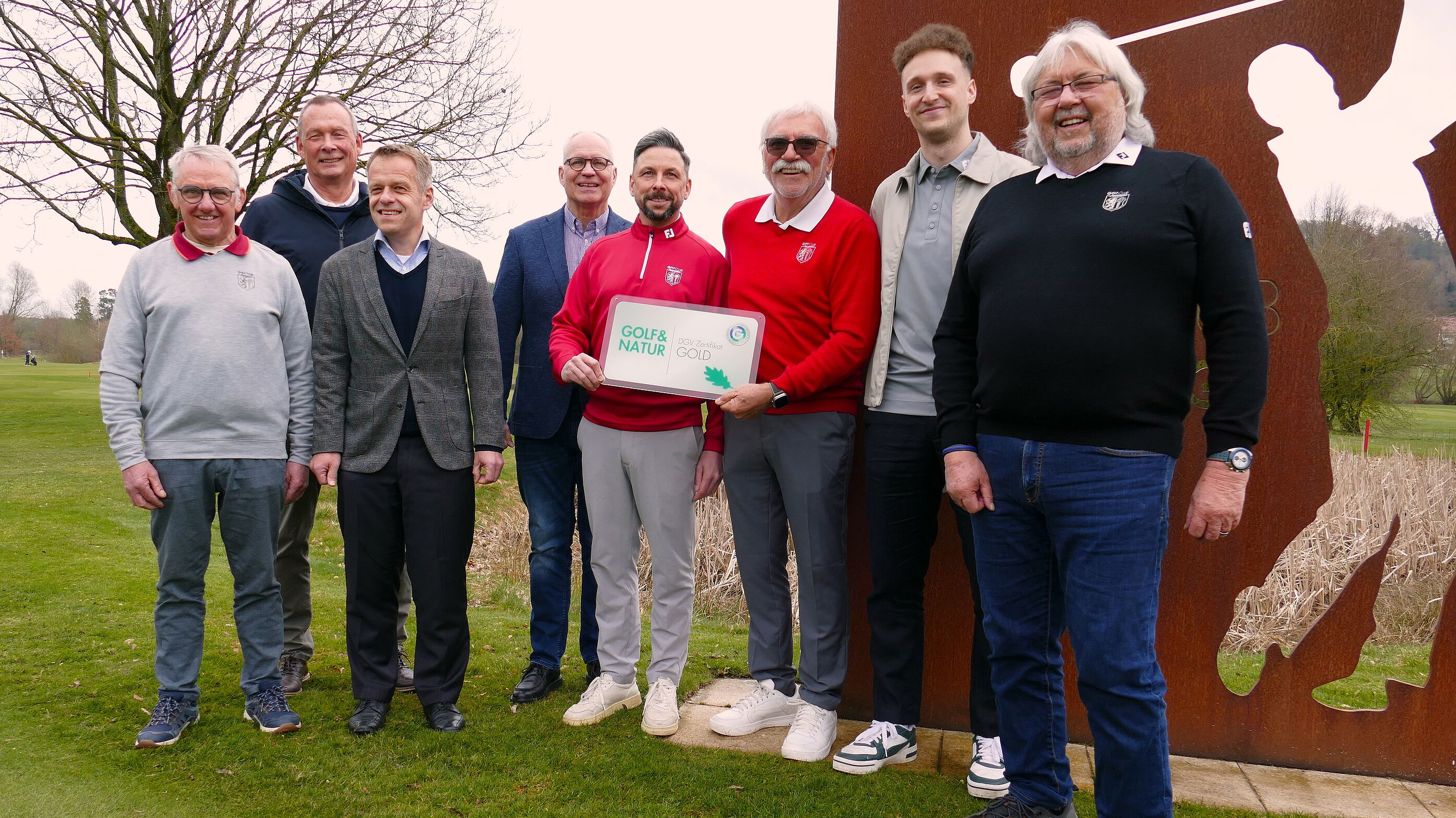 Vorbildlich bei Golf&Natur: Über die fünfte Gold-Zertifizierung freut sich der GC Abenberg mit (v.r.) Rolf Walther (Jugend), Tobias Volkert (Junior Clubmanager), Präsident Gerd Kehrbach, Head-Greenkeeper Alexander Bayer, Vize-Präsident Thomas Dann, Schatzmeister Jürgen Münch, DGV-Auditor Hartmut Schneider sowie Greenkeeper Werner Nißlein.