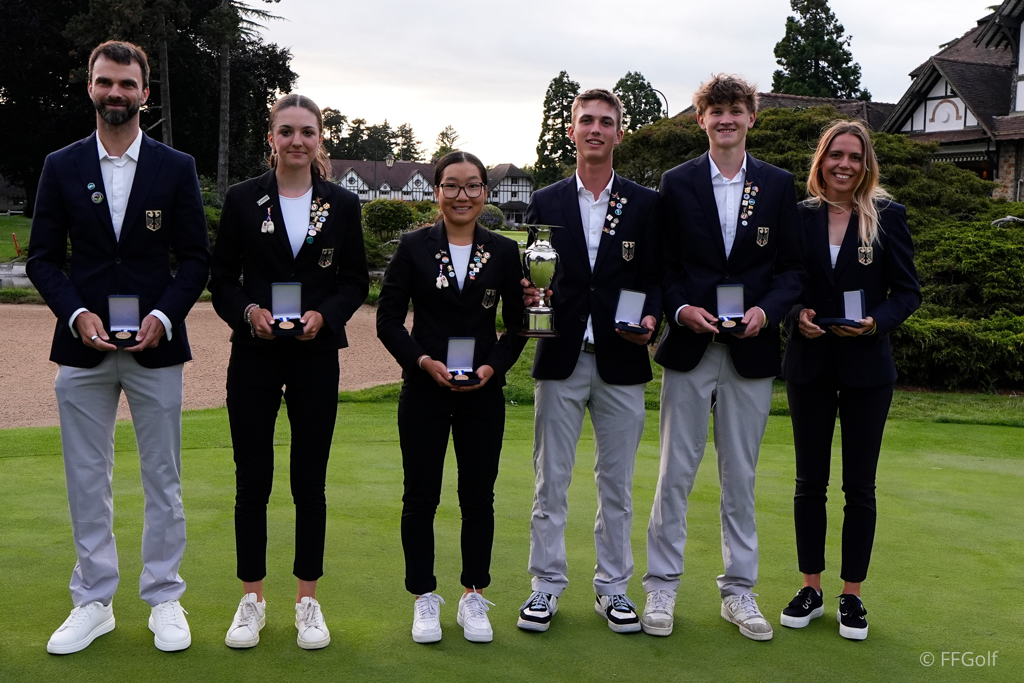 Bei den Wettbewerben der AK 16 Jungen und Mädchen nehmen alle Goldmedaillen-Gewinner der diesjährigen European Young Masters teil - Laetitia Leisinger, Yoo Jin Bae, Bjarne Murr und Colin Bärmann, hier mit Bundestrainer Pascal Proske und Kapitänin Antonia Eberhard. 