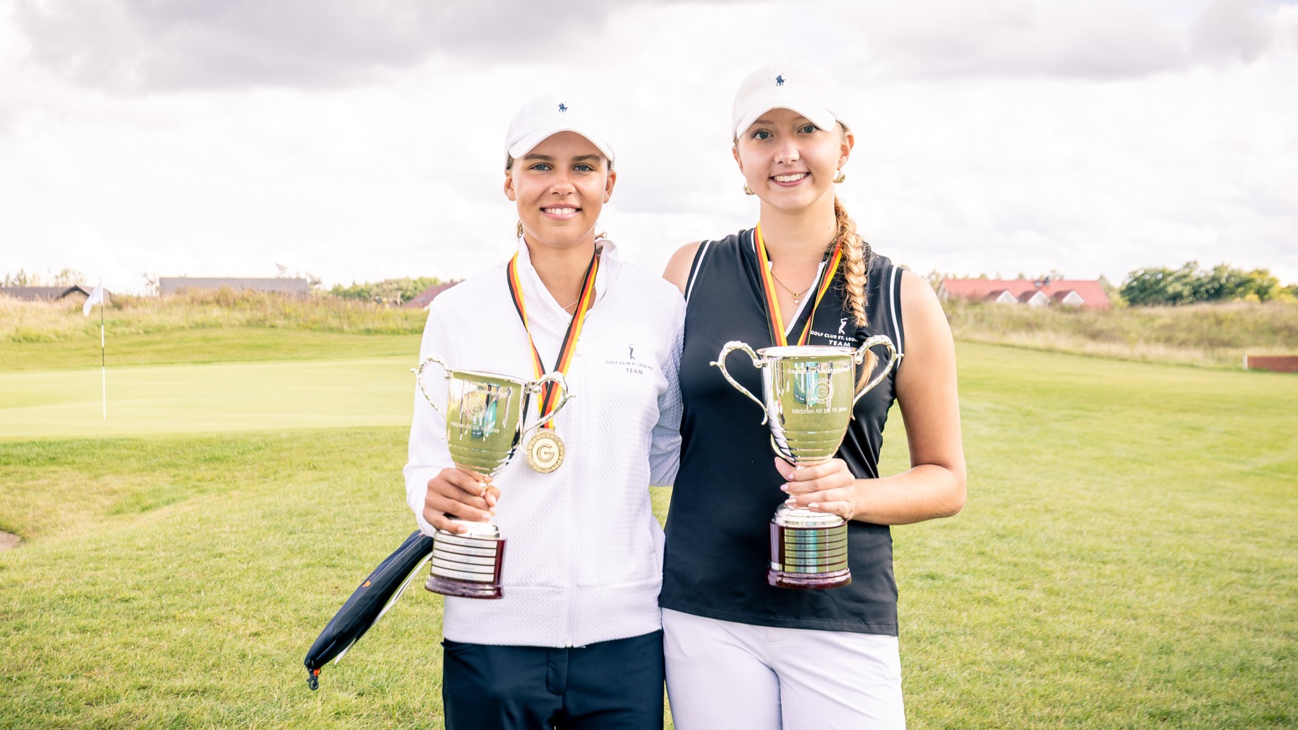 DM AK 14/16 Mädchen: Helena Baraka (GC St. Leon-Rot, l.) und Anna Bonerz (GC St. Leon-Rot, r.) sind die Siegerinnen der Deutschen Meisterschaften AK 14 und AK 16. (Foto: DGV/Tiess)