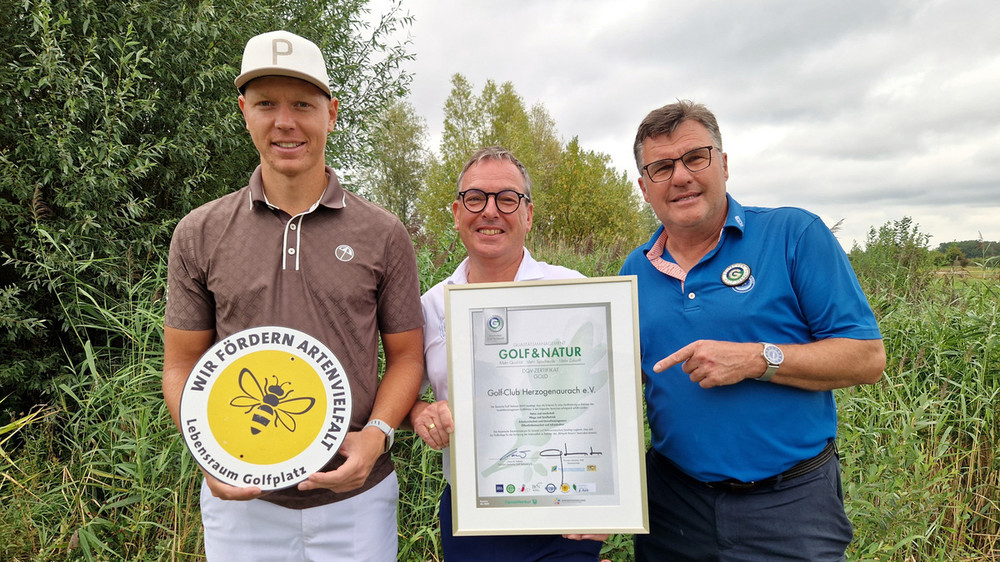 Sportlich-grüne Urkundenüberabe im GC Herzogenaurach: PGA-Tour-Pro Matti-Schmid und GCH-Präsident Bernd Dürrbeck mit Dr. Gunther Hardt (DGV-Arbeitskreisleiter) - Foto: DGV/Kirmaier