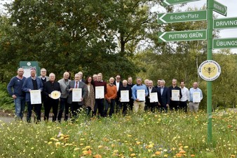 Ausgezeichnet für ihr Engagement: Rheinland-Pfalz’ Umwelt-Staatssekretär Dr. Erwin Manz (4. von rechts) und die Vertreter von neun Golfclubs, die am Programm Lebensraum Golfplatz teilnehmen