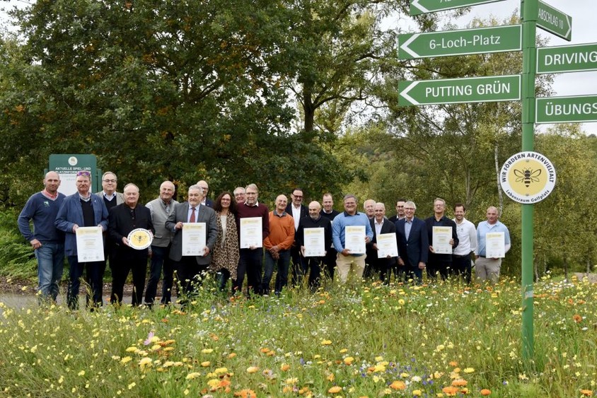 Ausgezeichnet für ihr Engagement: Rheinland-Pfalz’ Umwelt-Staatssekretär Dr. Erwin Manz (4. von rechts) und die Vertreter von neun Golfclubs, die am Programm Lebensraum Golfplatz teilnehmen