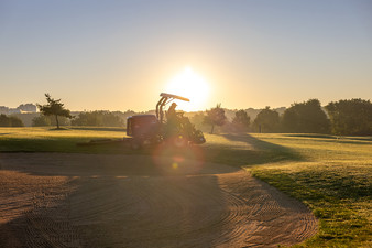 Früh im Einsatz für beste Bedingungen: Greenkeeping auf dem Golfplatz.