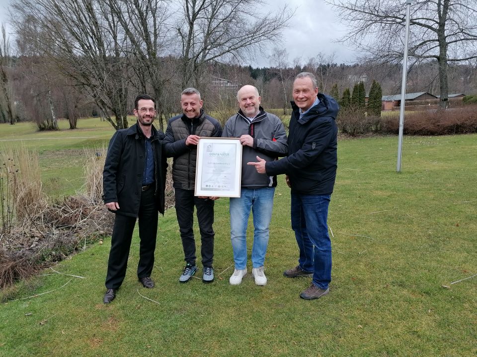Die Übergabe des Gold-Zertifikats Golf&Natur nach der erfolgreichen Re-Zertifizierung auf der Anlage des Golf-Club Freudenstadt am 23. Februar 2026. Von links Clubmanager Karsten Pollak, Head-Greenkeeper Kalojan Förderer, Platzwart Joachim Hehr, DGV-Auditor Hartmut Schneider. 