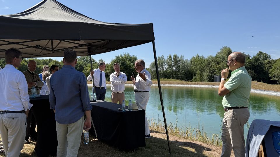 Achim Battermann bei der Eröffnung des neuen Speicherteichs im GC Neuhof