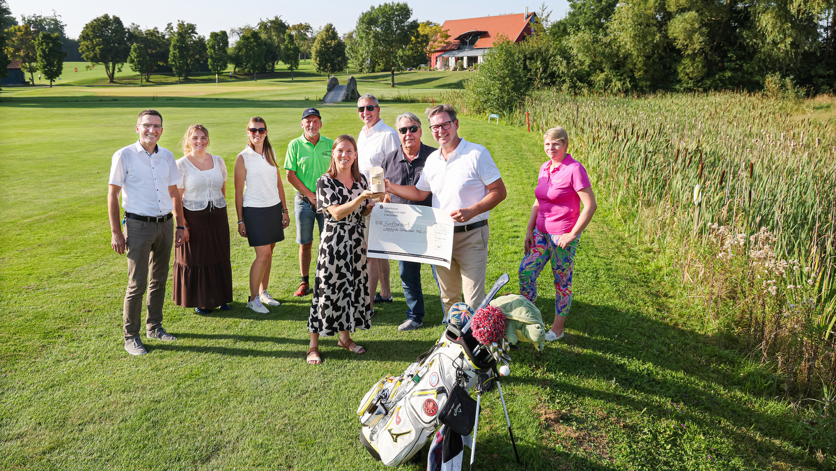 Klimaschutzbeauftragte Anna Köppel (Fünfte von links) übergibt den Klimaschutzpreis der Stadt Hall an Golfclub- Präsident Ingo Bücher. Foto: Ufuk Arslan