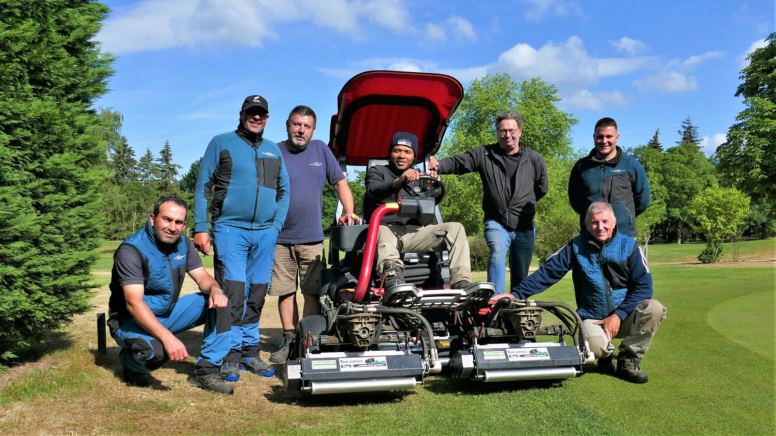 Sie machen den DGL-Spieltag in Mannheim-Viernheim erst möglich: das Greenkeeping-Team um Mark Timberlake (stehend, 2.v.r.)