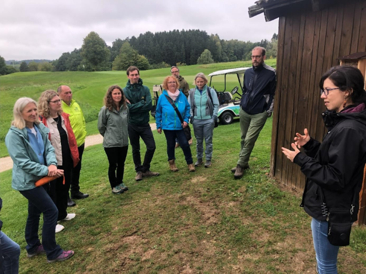Projekt-Arbeitsgruppen-Treffen bei einem Rundgang auf der Golfanlage in Holledau